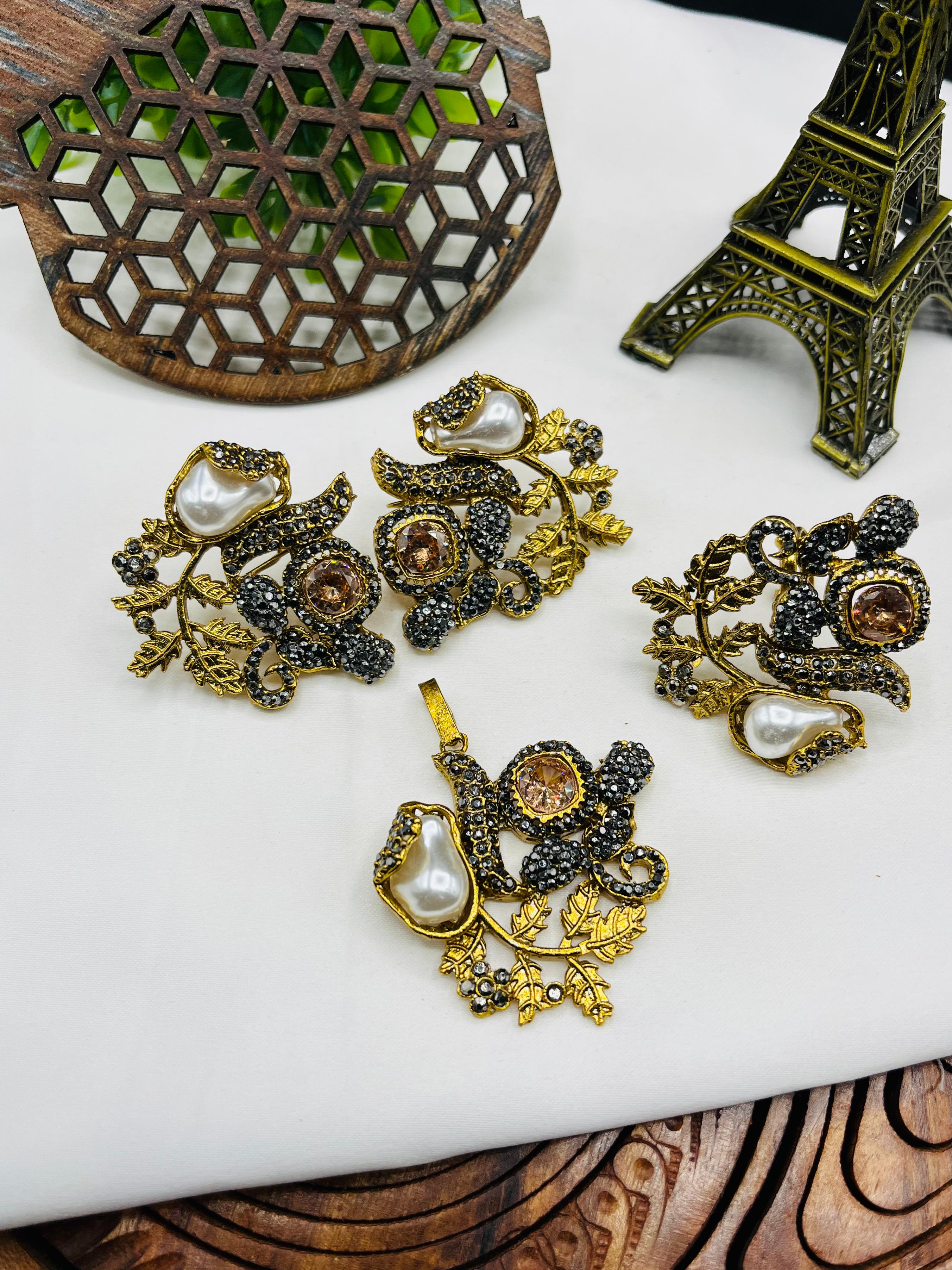 Antique Golden Bloom Pearl Set – Vintage Charm Necklace & Earrings