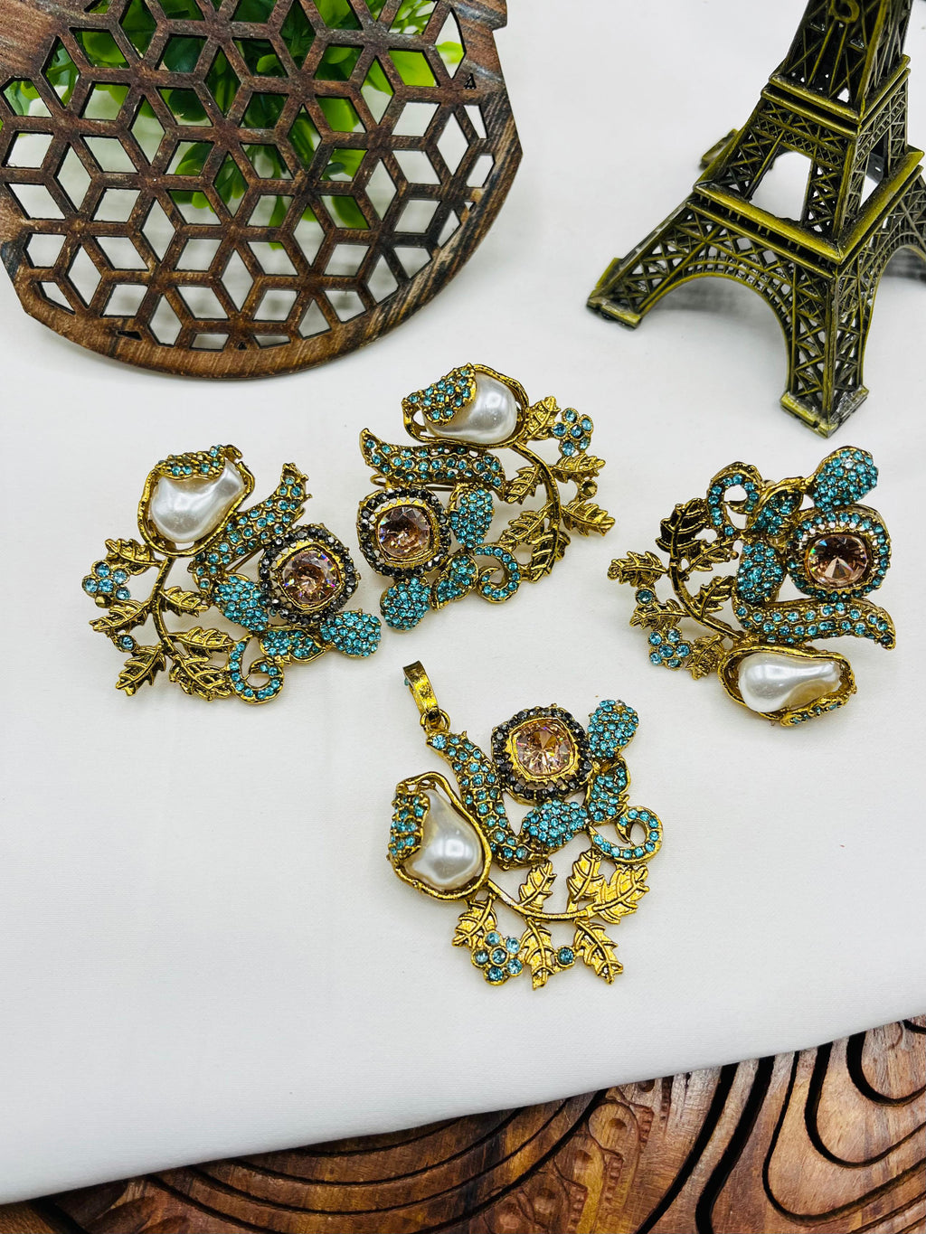 Antique Golden Bloom Pearl Set – Vintage Charm Necklace & Earrings