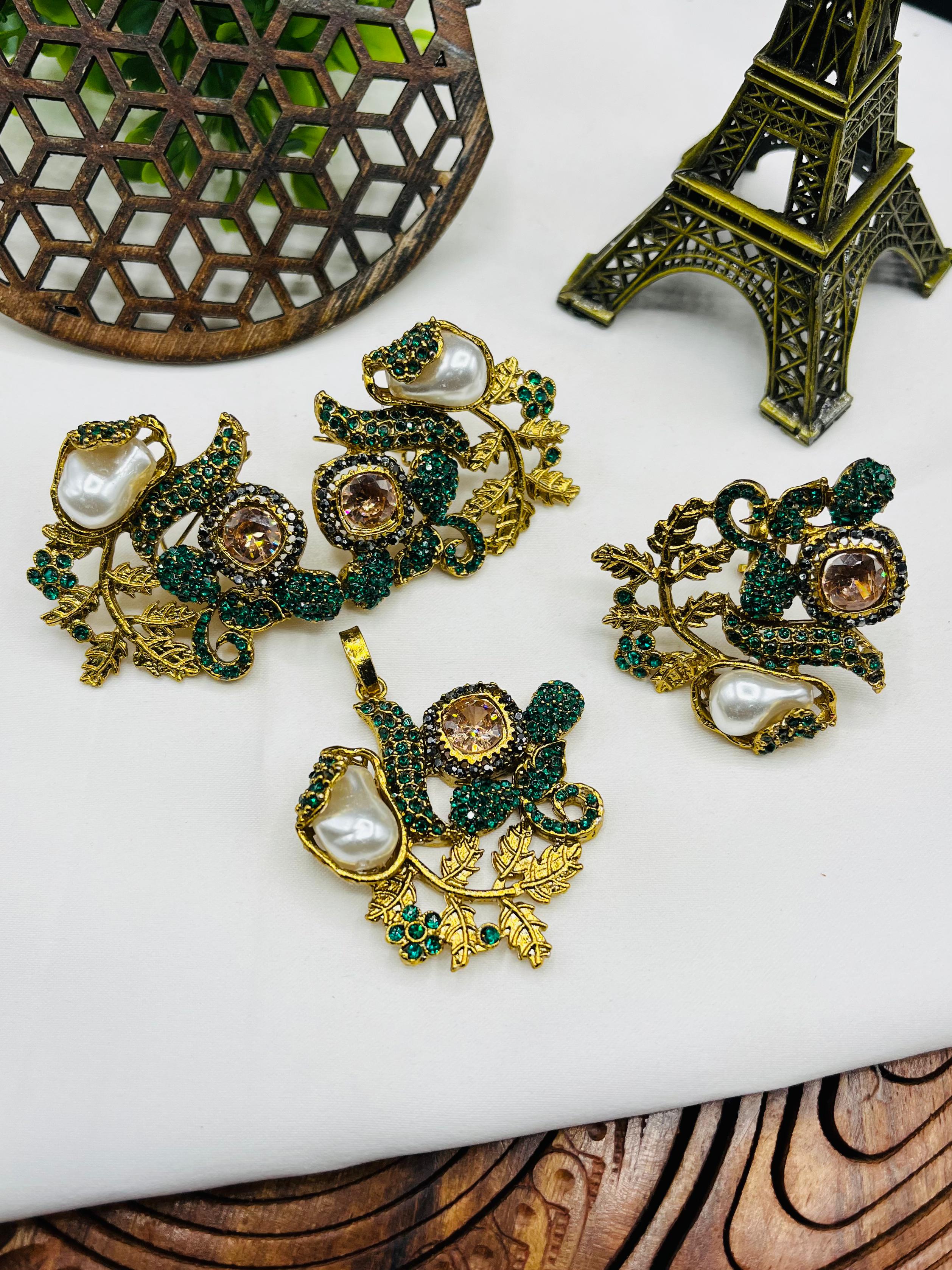 Antique Golden Bloom Pearl Set – Vintage Charm Necklace & Earrings