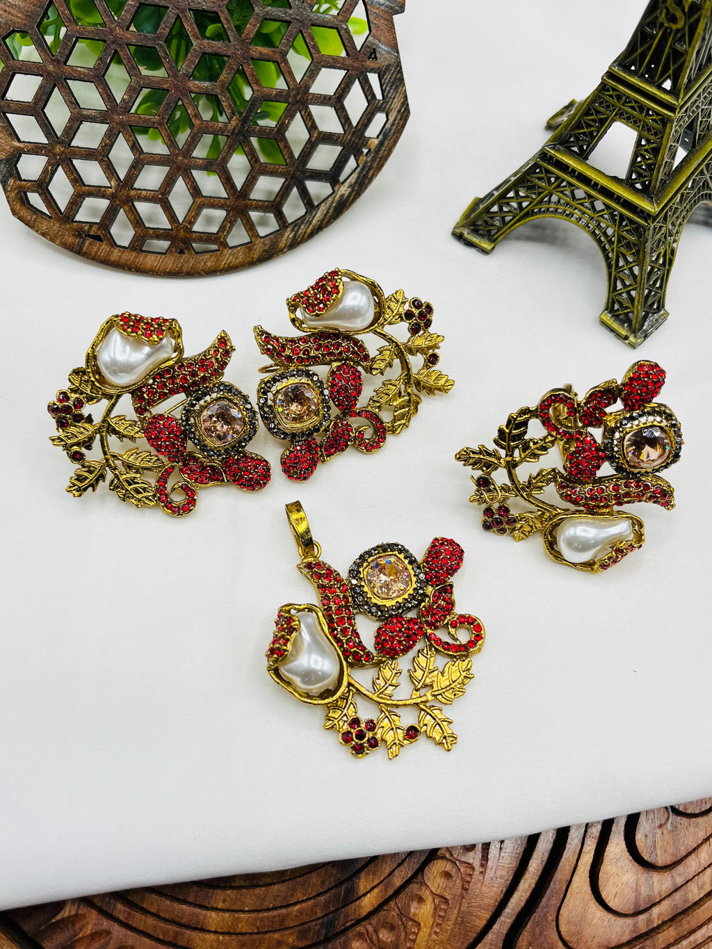 Antique Golden Bloom Pearl Set – Vintage Charm Necklace & Earrings