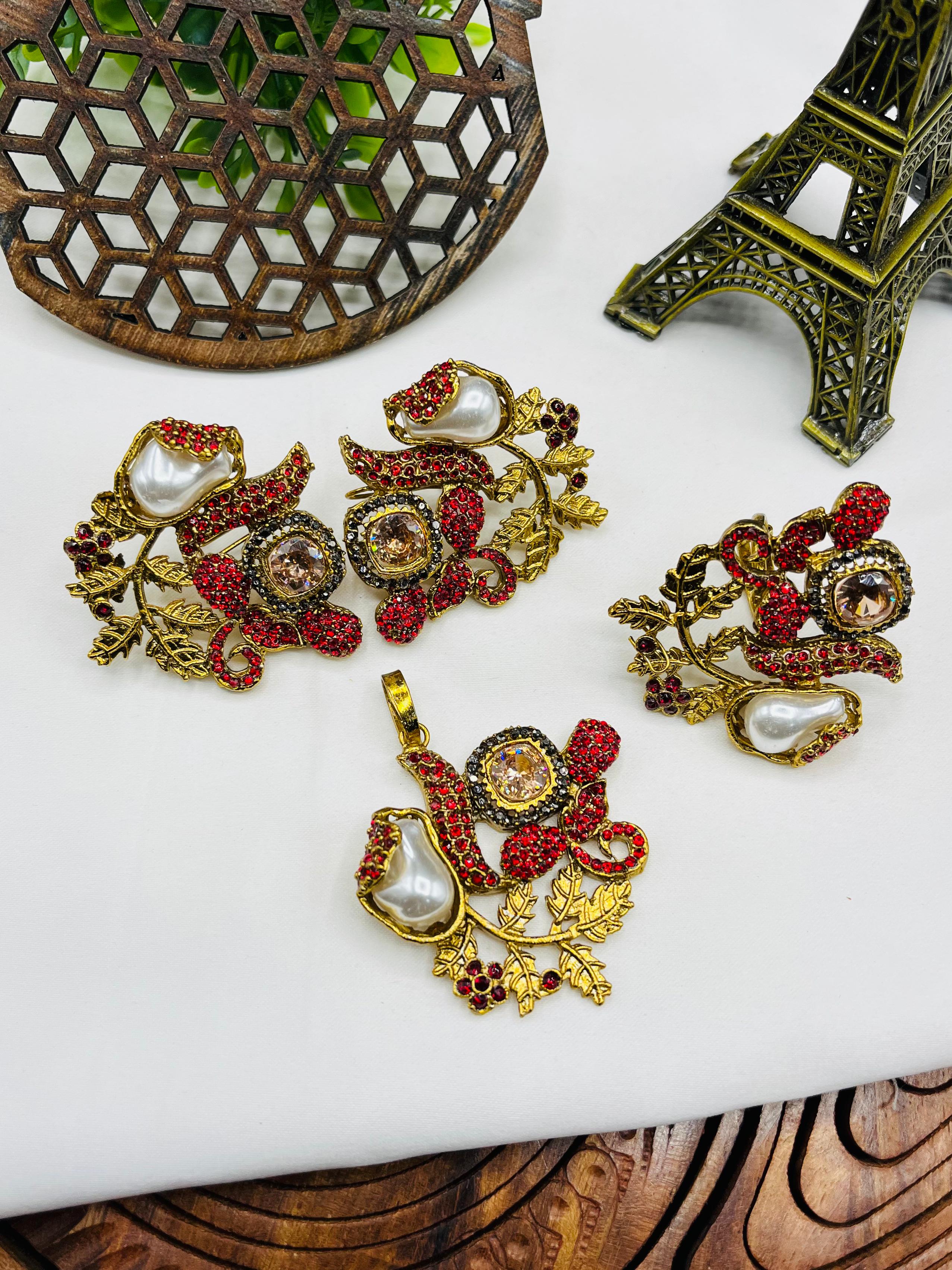 Antique Golden Bloom Pearl Set – Vintage Charm Necklace & Earrings